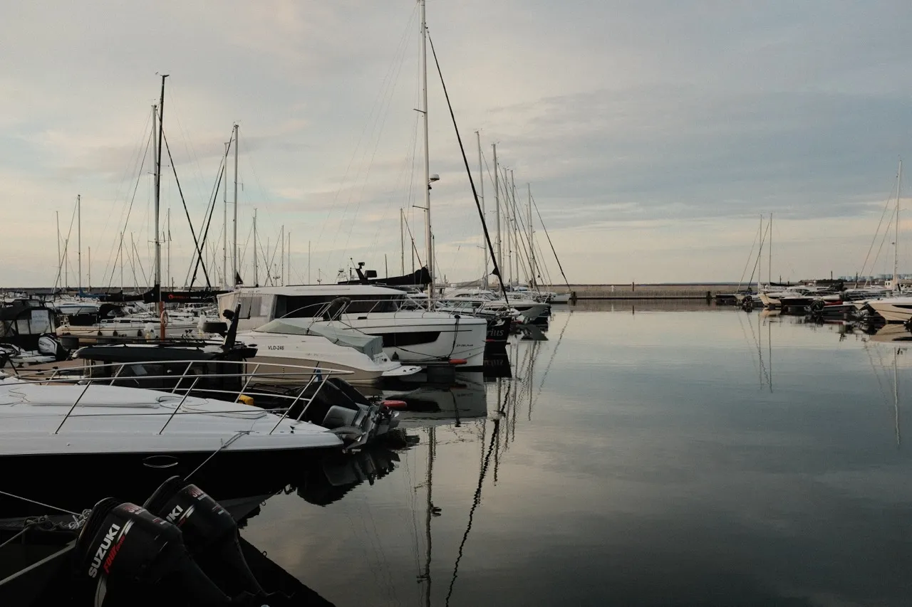 A photo of some sailboats in a harbour.